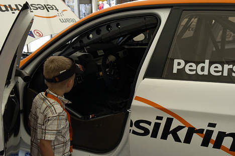 Der var stor interesse omkring Tom Pedersen og hans BMW.
(Foto: Jeppe Rimmen)